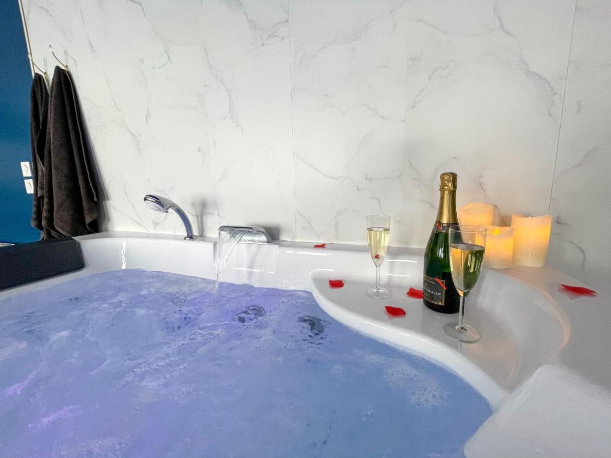 Spa Sous Les Etoiles - Cinema - Netflix - Parking - Gare Amiens Exteriör bild